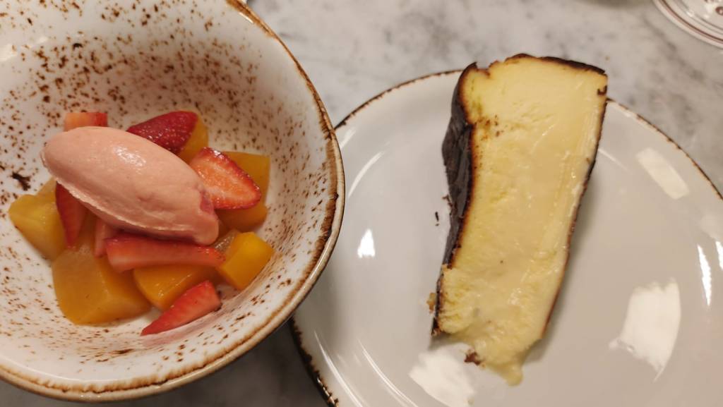 Tarta de queso payoyo y frescas y melocotones con vermú y helado de naranja sanguina con Campari. Foto: JP Chuet-Missé