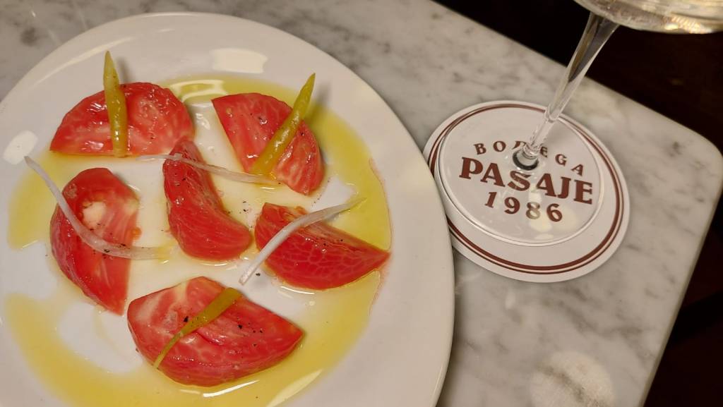 Tomate de Barbastro con cebolla y piparra. Foto: JP Chuet-Missé