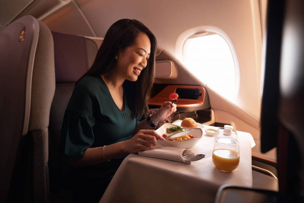 Experiencia gastronómica en la clase business del A380. Foto: Singapore Airlines
