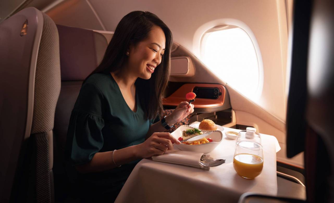 Experiencia gastronómica en la clase business del A380. Foto: Singapore Airlines