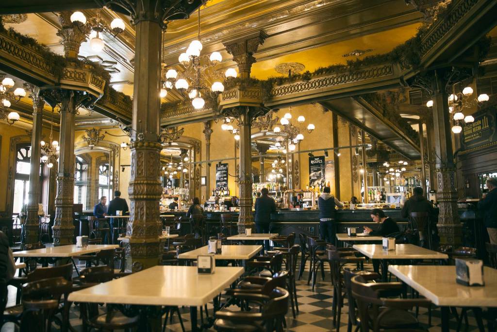 La elegancia centenaria del Café Iruña, de Pamplona. Foto: Café Iruña