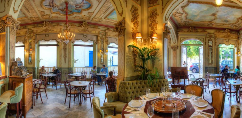 El elegante interior del Café Royalty. Foto: Café Royalty
