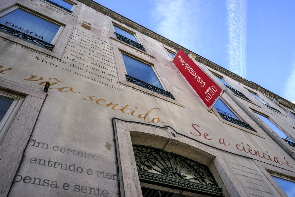 La literatura invade las paredes de la casa. Foto: Casa Fernando Pessoa