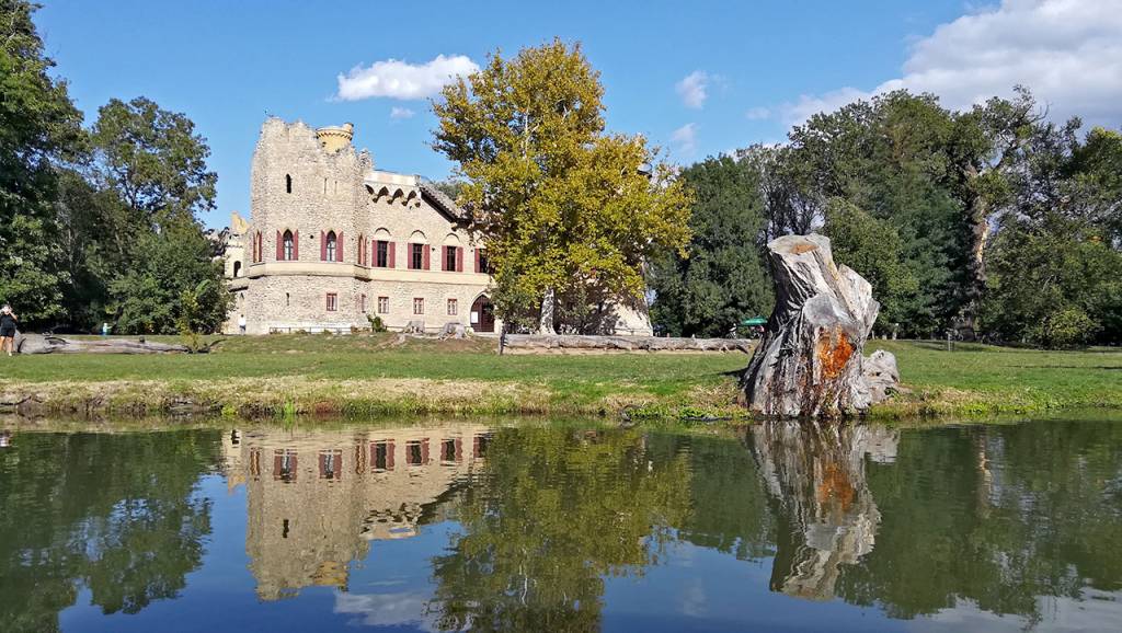 Las ruinas del Janův hrad desde el río Dyje.