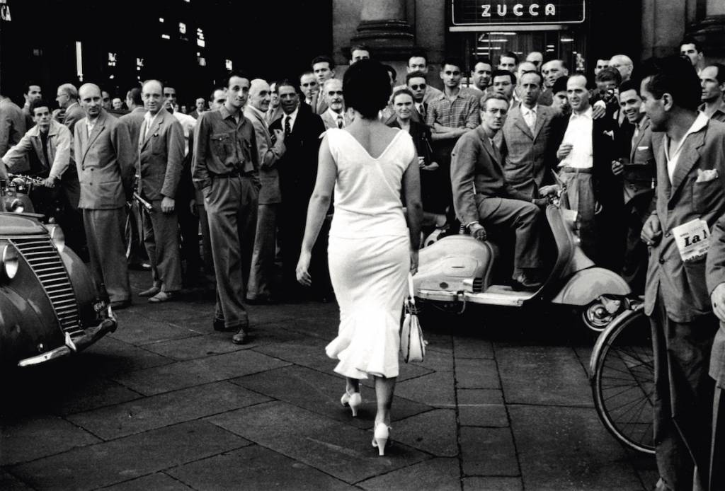 Mario de Biasi. Gli Italiani si voltano, 1954.