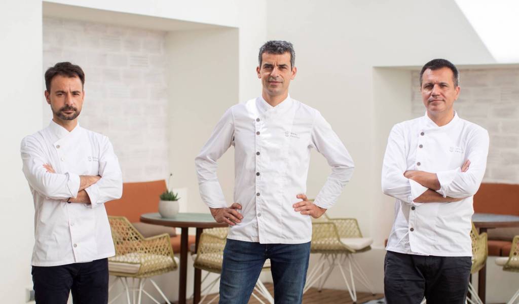 Eduard Xatruch, Mateu Casañas y Oriol Castro, del restaurante Disfrutar. Foto: Marta Pérez | EFE.