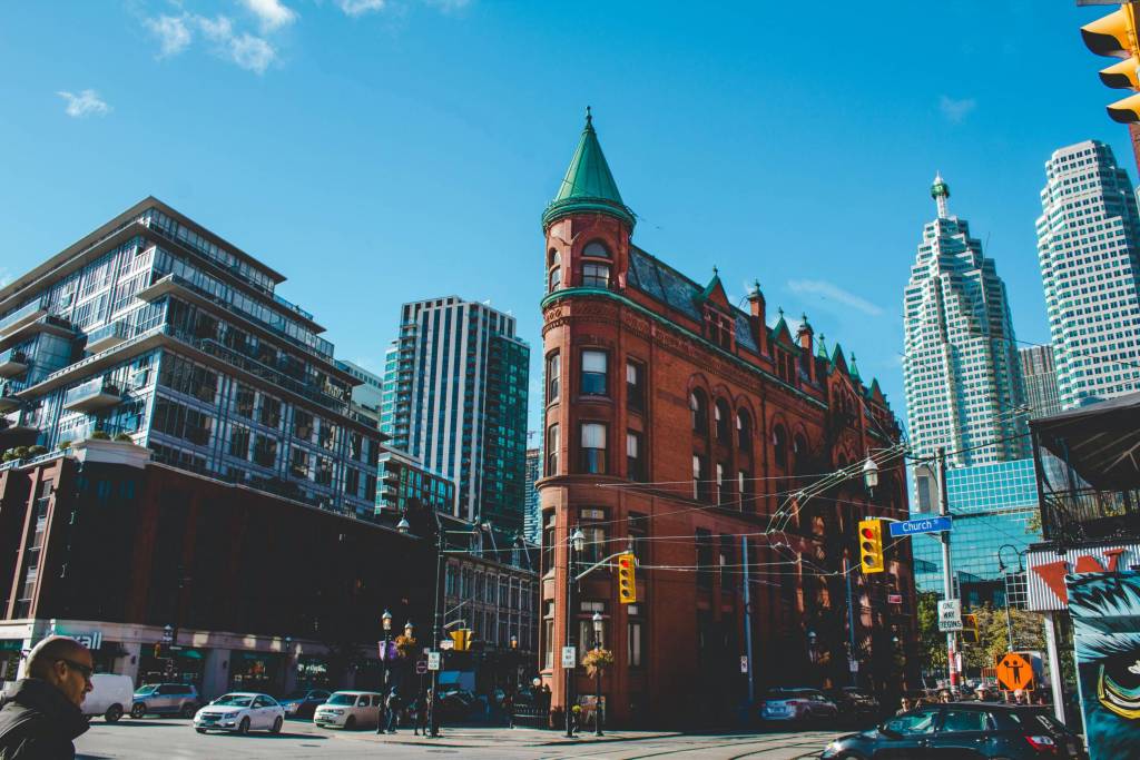 El Flatiron resiste entre los modernos rascacielos. Foto Nadine Shaabana Unsplash