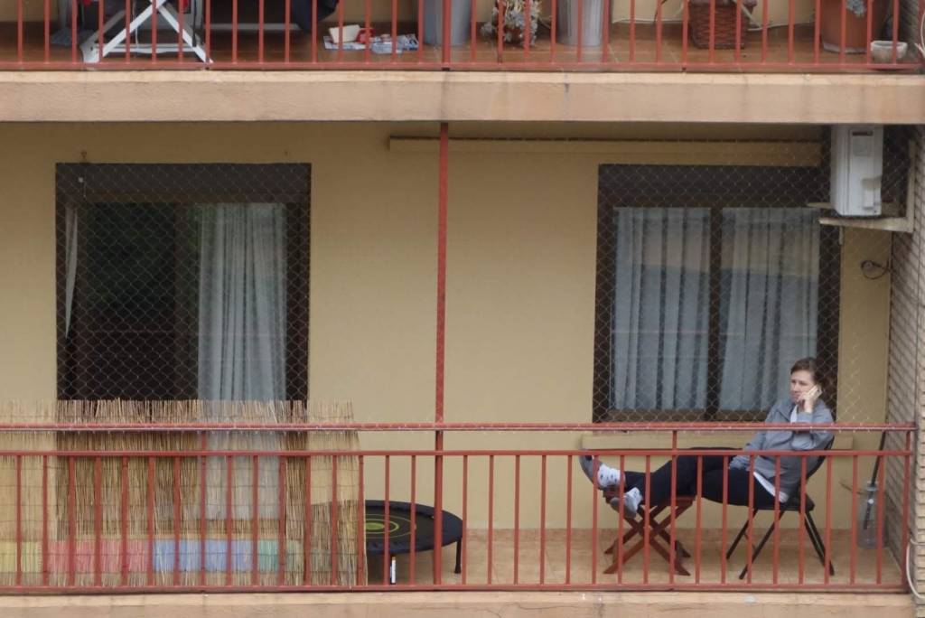 'En casa', una de las tantas imágenes de los balcones como salida al encierro.