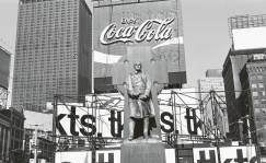 Father Duffy, Times Square, New York City, 1974. Foto © Lee Friedlander, courtesy Fraenkel Gallery, San Francisco.