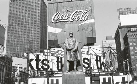 Father Duffy, Times Square, New York City, 1974. Foto © Lee Friedlander, courtesy Fraenkel Gallery, San Francisco.