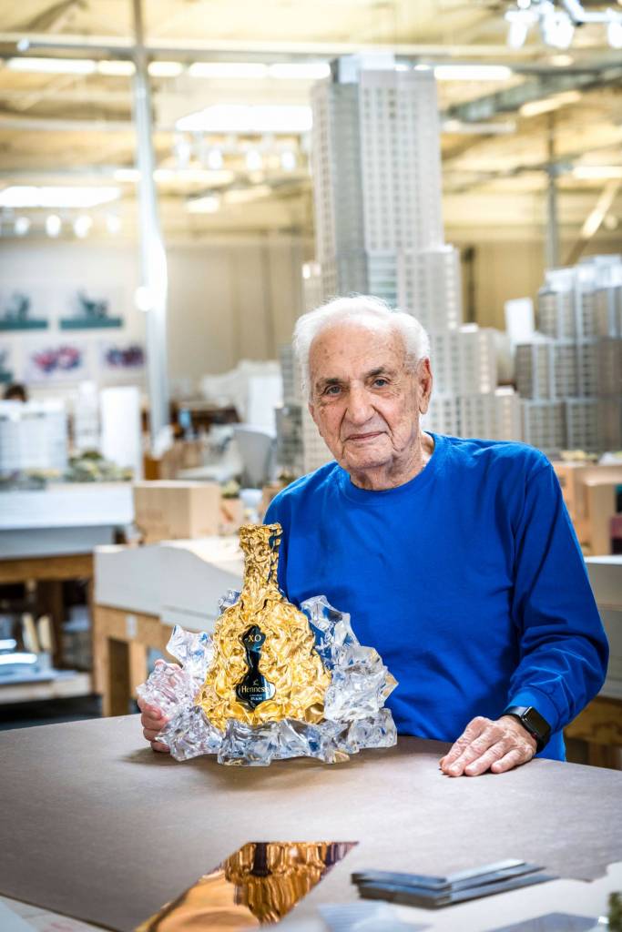 Frank Gehry con los diseños de la botella. Foto: Hennessy