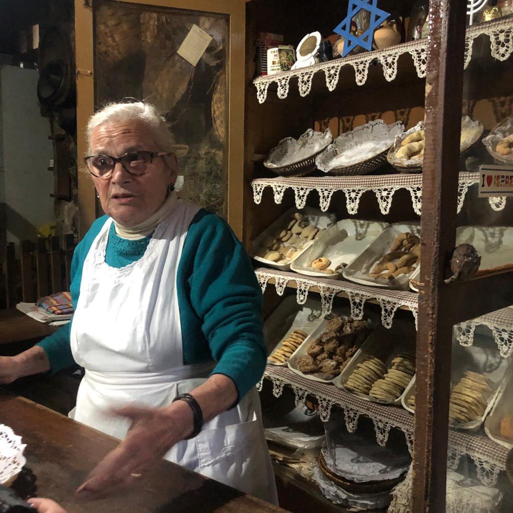 Herminia consigue hoy los ingredientes que necesita a través de internet. Foto: Red de Juderías de España.