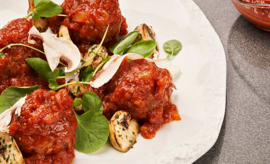 Albóndigas con salsa de champignones y tomate frito