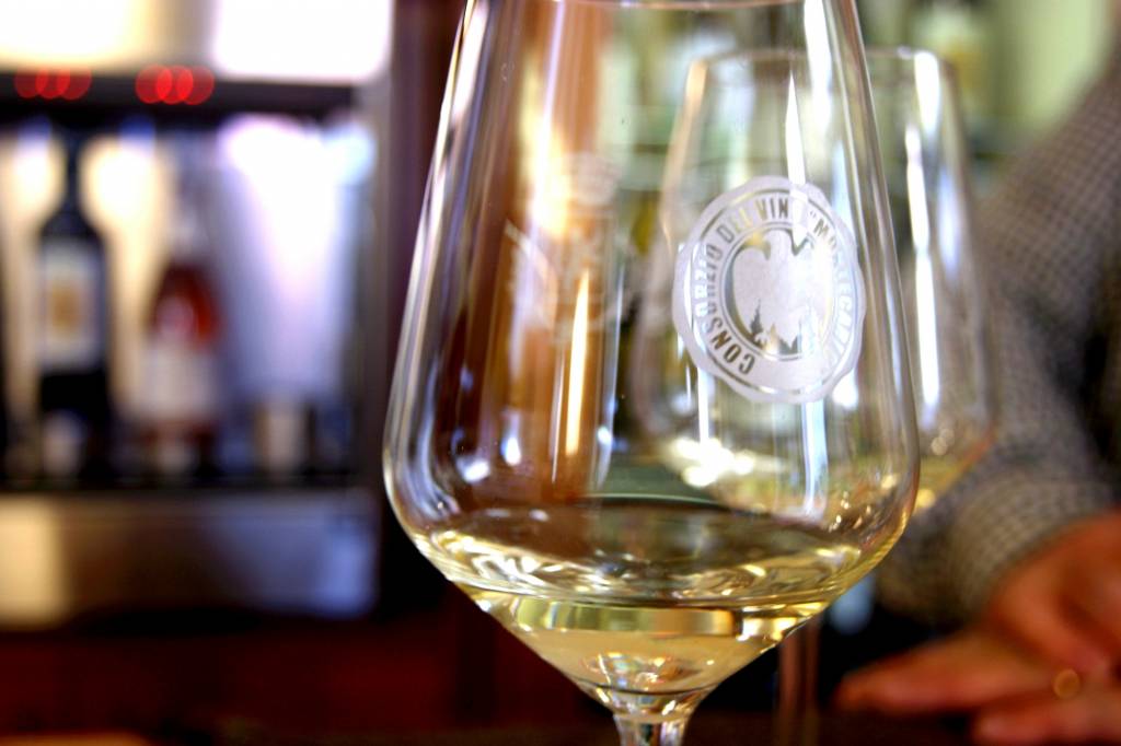 Vino blanco de Montecarlo. Foto: Visit Tuscany
