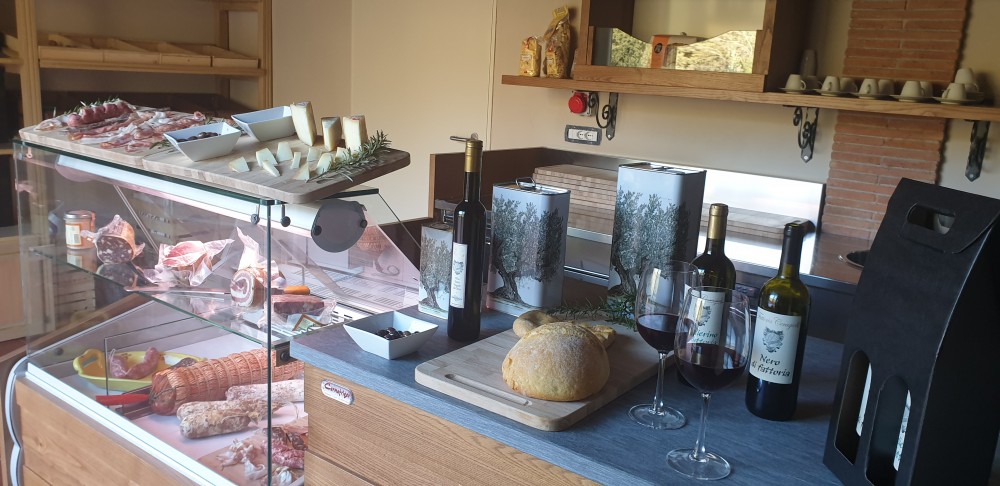 Vinos, quesos, panes y embutidos cercanos a Lucca. Foto: Visit Tuscany