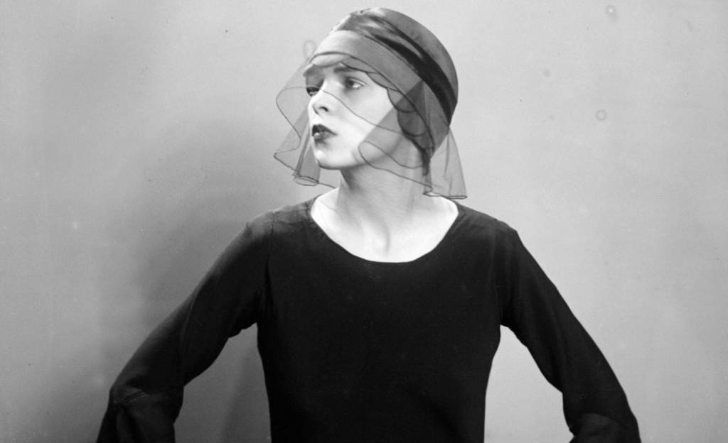 Fotografía de una modelo no identificada. Foto Man Ray Trust