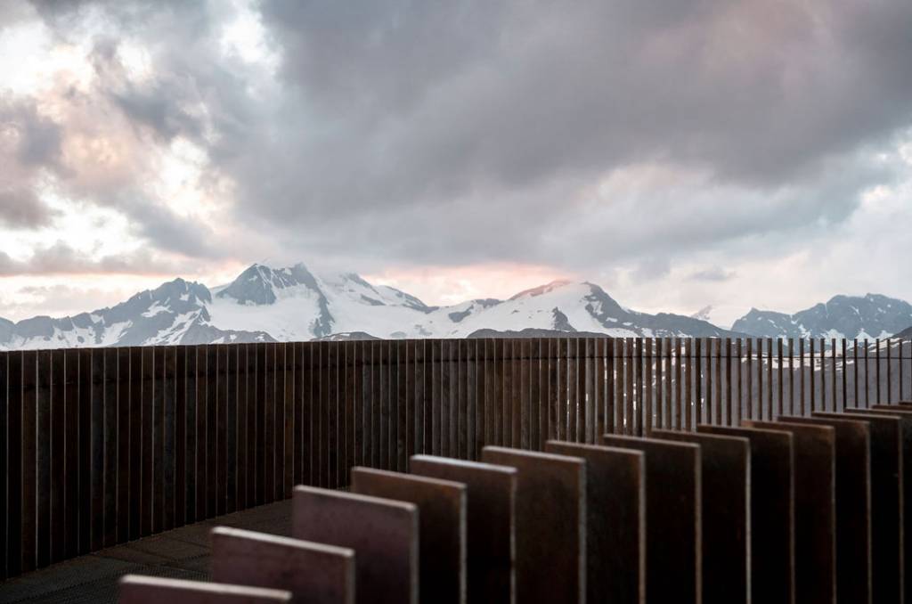 Una serie de planchas metálicas se integran al paisaje. Foto: Noa.