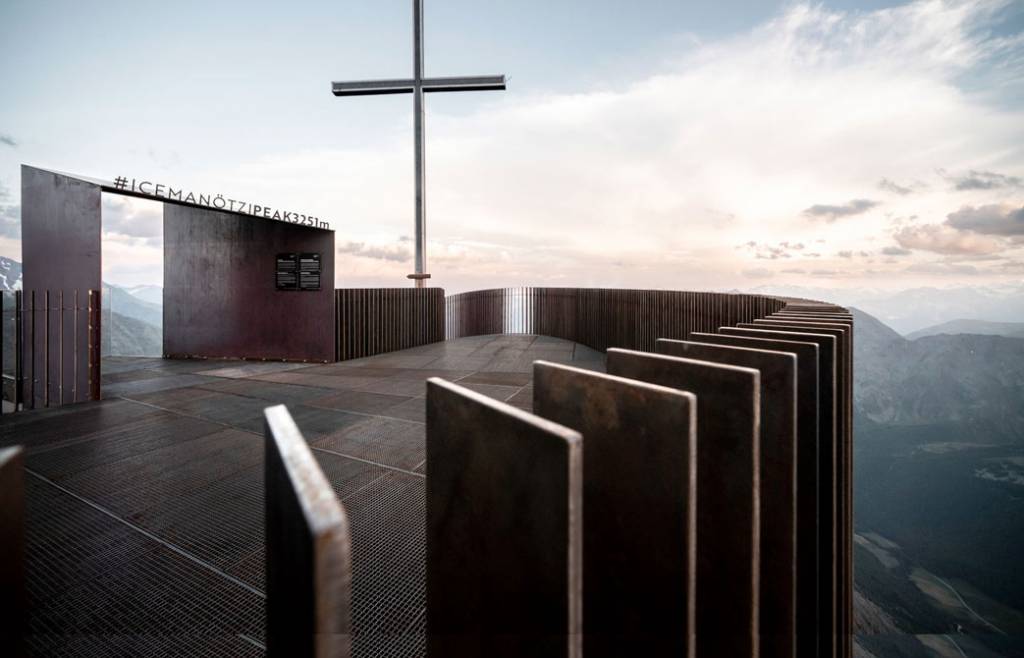 La nueva construcción integró a la antigua cruz de metal. Foto: Noa