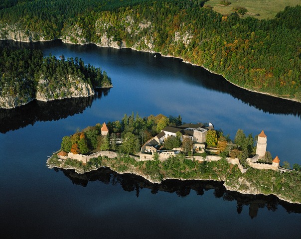 El castillo de Zvíkov, en la unión del Otava con el Moldava.