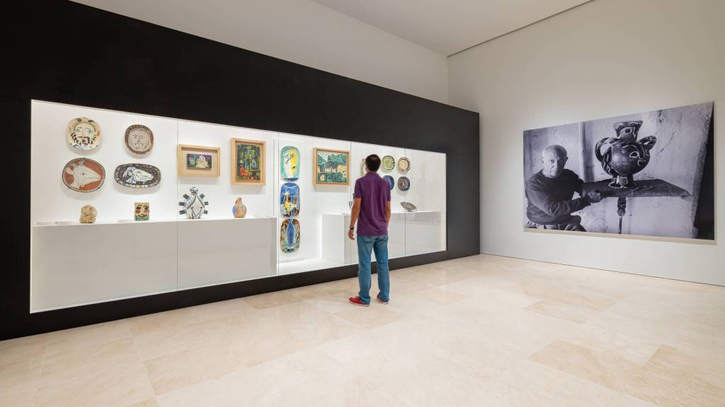 La muestra presenta 19 cerámicas y tres óleos de Picasso. Foto Museo Picasso Málaga