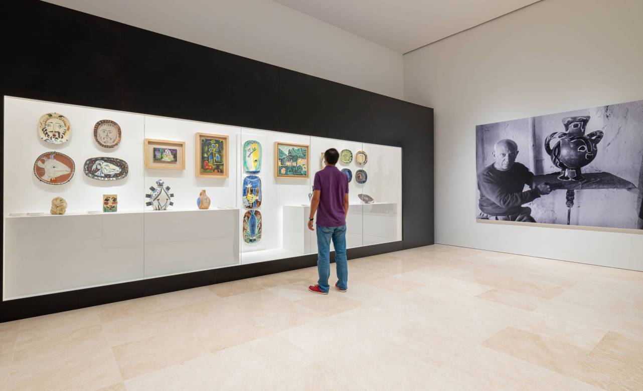 La muestra presenta 19 cerámicas y tres óleos de Picasso. Foto Museo Picasso Málaga