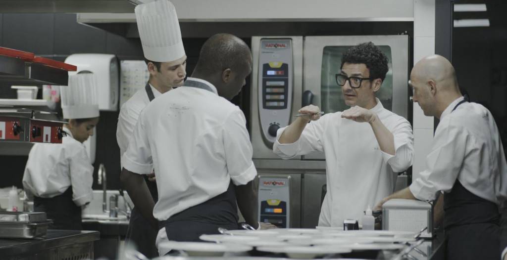 Raül Balman en su cocina en un momento de la película.