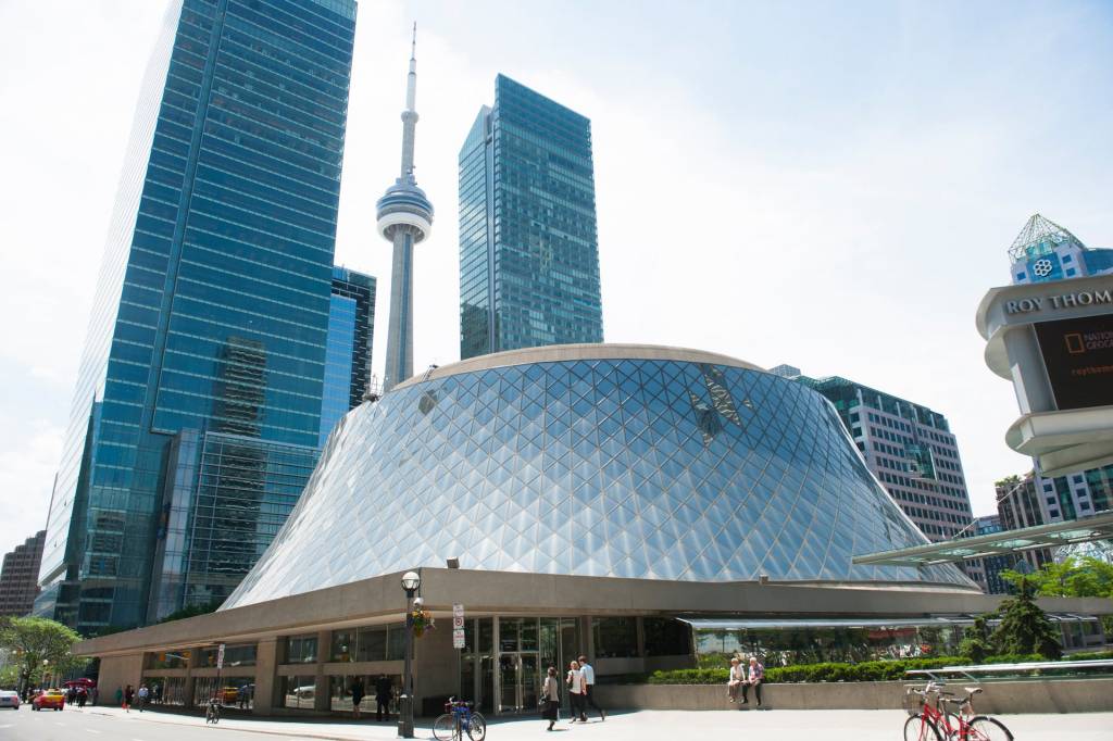 Roy Thomson Hall y la CN Tower Foto Toronto Destination