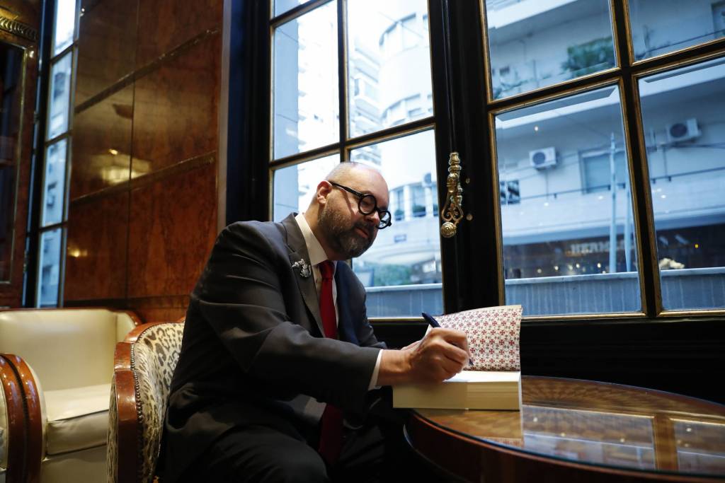 Carlos Ruiz Zafón firmando una de sus obras. Foto: EFE-David Fernandez