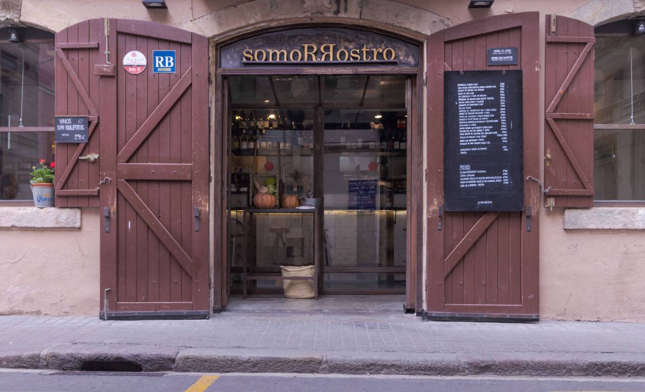 Fachada del restaurante Somorrostro, en Barceloneta