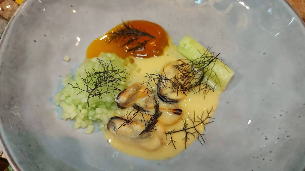 Pepino con mejillones en en escabeche, yema curada marinada en yondu e hinojo negro. Foto: JP Chuet-Missé