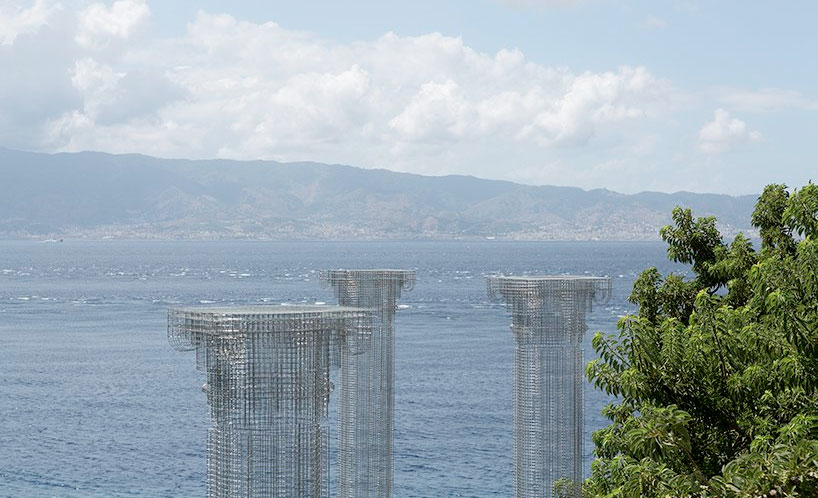 Las columnas miran a la costa de Sicilia. Foto: Edoardo Tresoldi