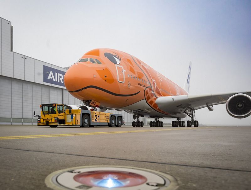 El tercer A380, con la imagen de una tortuga naranja, aún no pudo ser entregado a ANA. Foto: Airbus