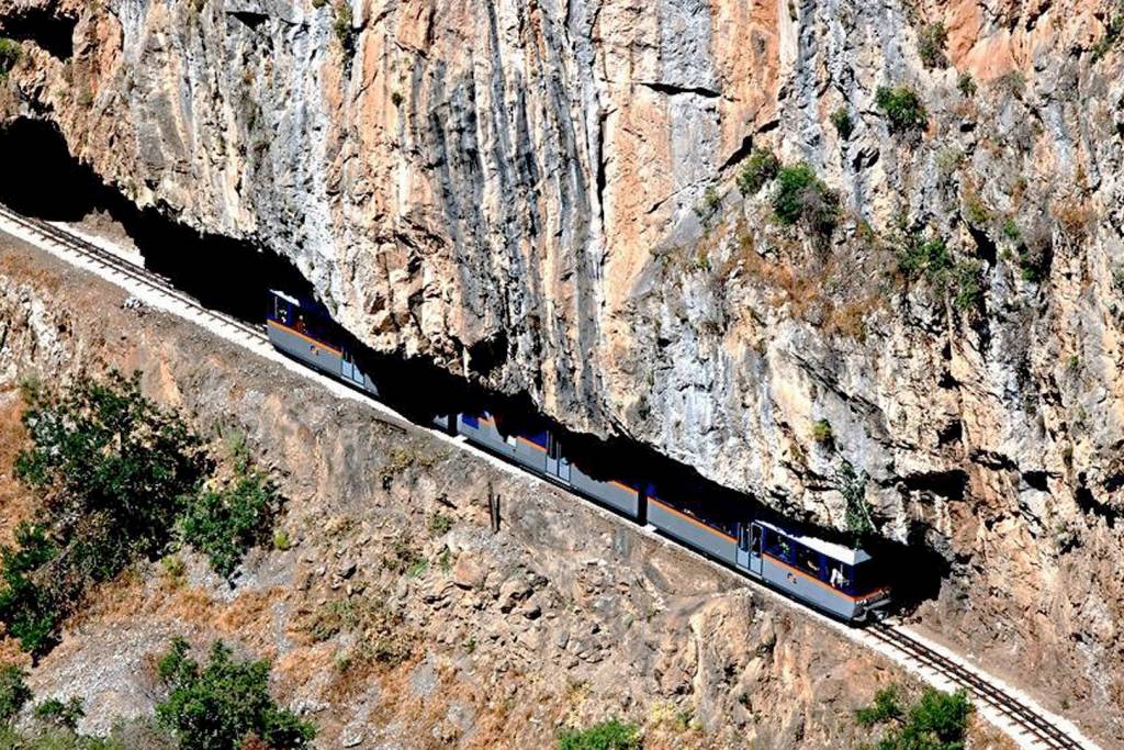 El tren de Diakopto lleva la ingeniería ferroviaria al límite. Foto: Alpinearia