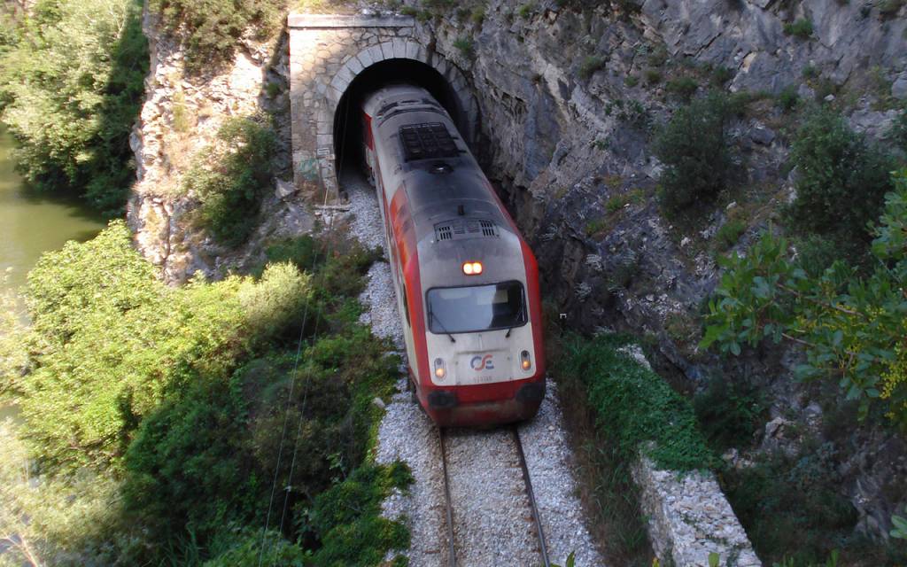 El tren transcurre a lo largo del valle del río Nestos. Foto: Greece.com
