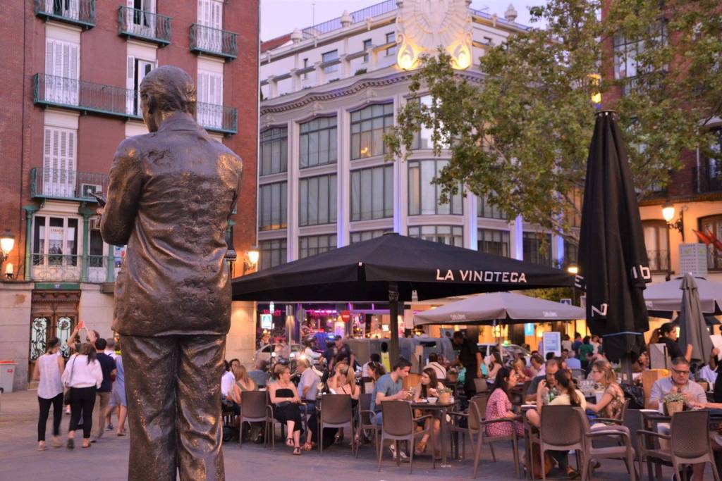 En la plaza de Santa Ana, su terraza es uno de sus platos fuertes. Foto: Vinoteca Barbechera.