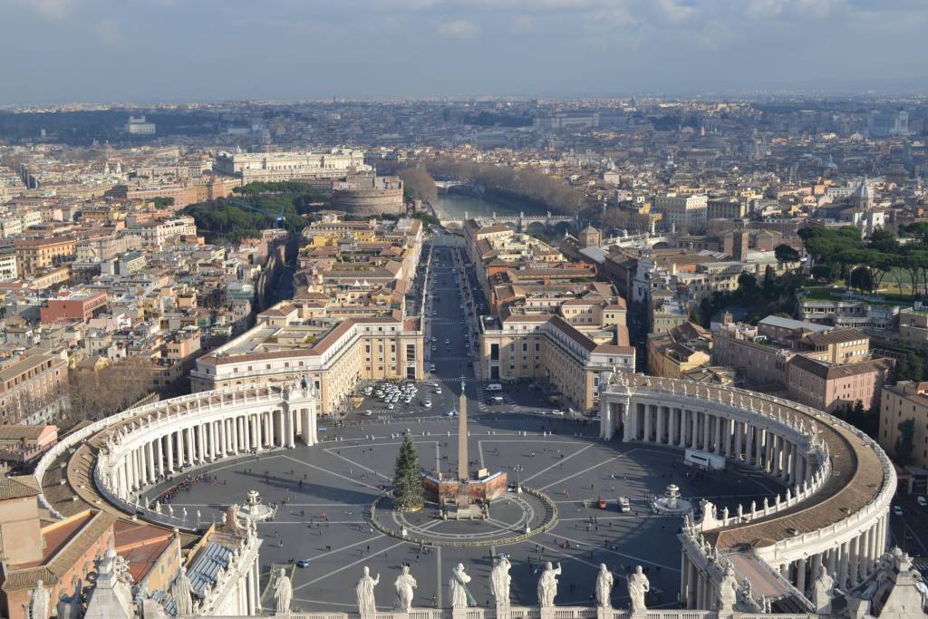 La Plaza de San Pedro, y más allá, toda Roma. Foto: Pxhere