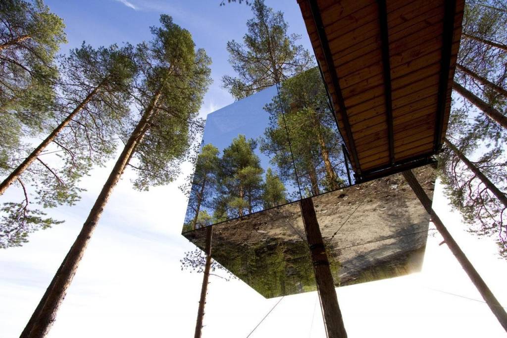 Mirrorcube, una de las innovadoras cabañas en los árboles, en el bosque de Suecia. Foto: Treehotel