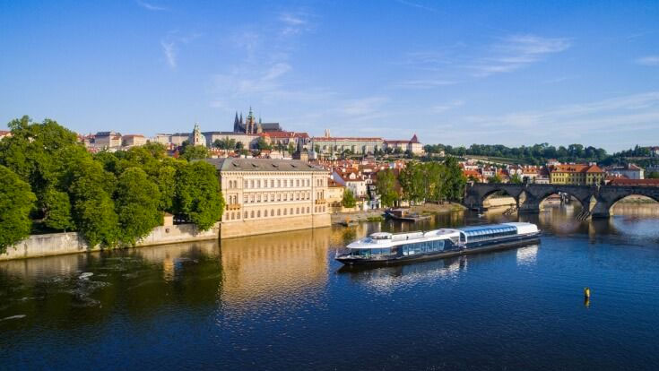 Barco panorámico frente a Praga.