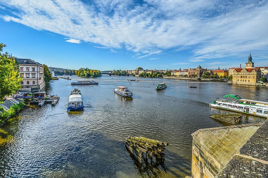 El río Moldava a su paso por Praga.