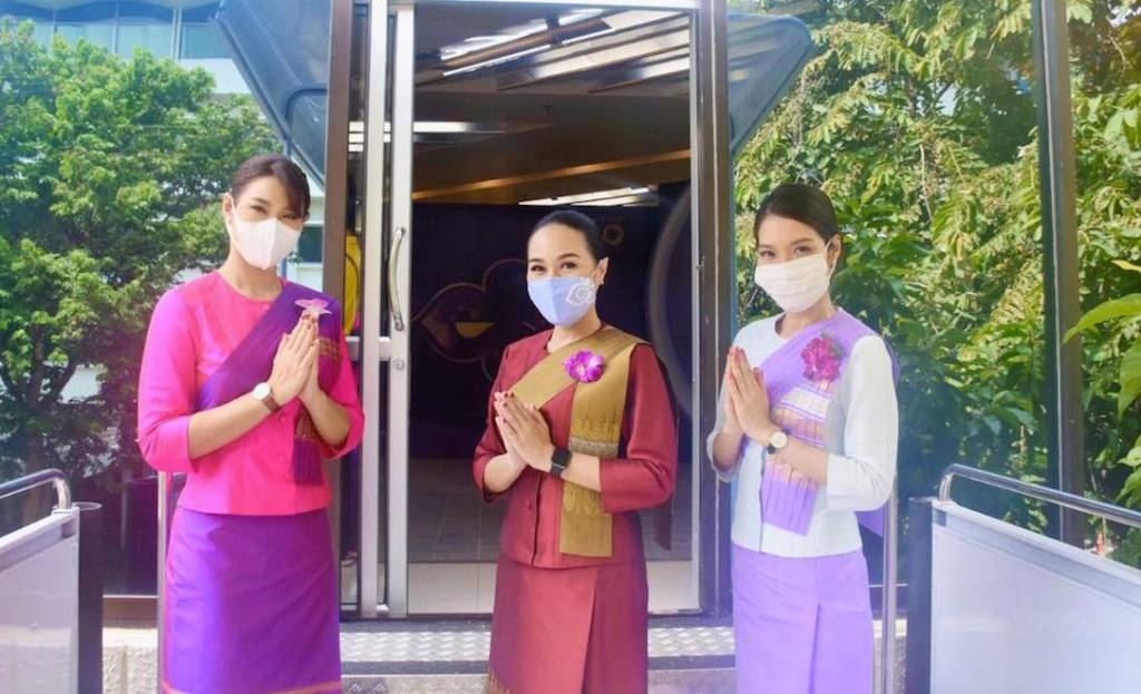 Las tripulantes de cabina dan la bienvenida. Foto: Thai Airways