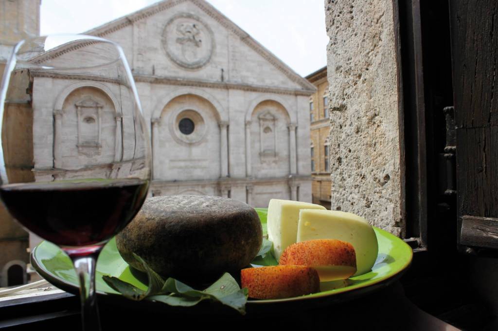 Vinos y quesos en el Valle de Orcia. Foto: Visit Tuscany