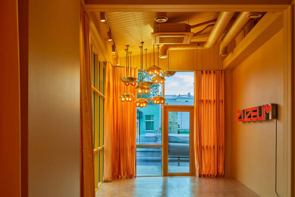 El color naranja impera en las instalaciones. Foto: Norbert Tukaj