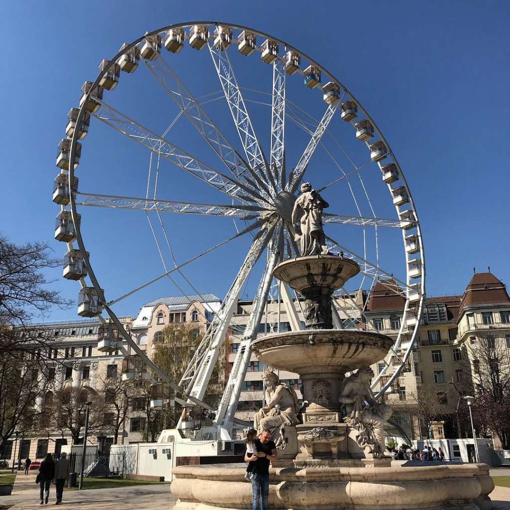 La noria se encuentra en una popular plaza de Budapest: Foto: Budapest Eye