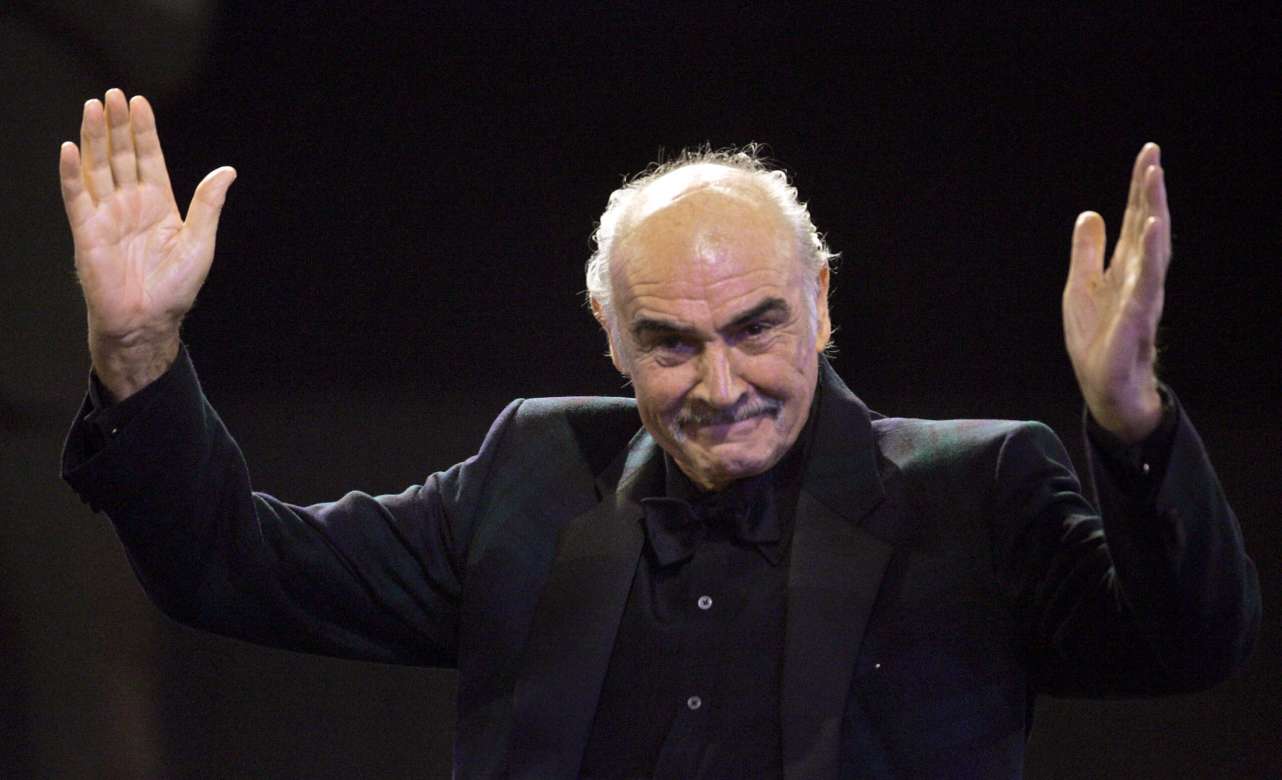 El legendario actor británico Sean Connery, conocido sobre todo por sus interpretaciones de James Bond, ha muerto a los 90 años, según informó este sábado su familia a la BBC./EFE
