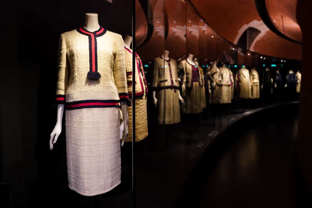 Algunos de los trajes de tweed que componen la segunda parte de la retrospectiva del Palais Galliera. Foto: Edward Berthelot | Getty Images.