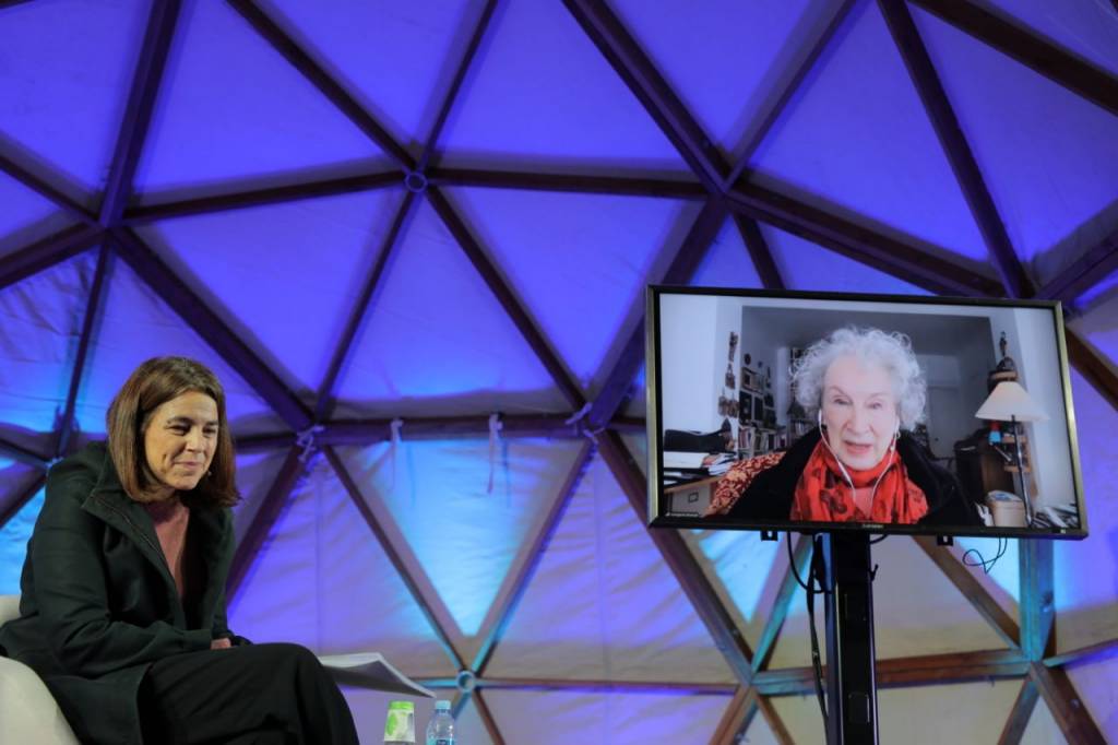 Atwood participó desde el otro lado del Atlántico. Foto: @Miquel Taverna | Bienal de Pensamiento Ciudad Abierta.