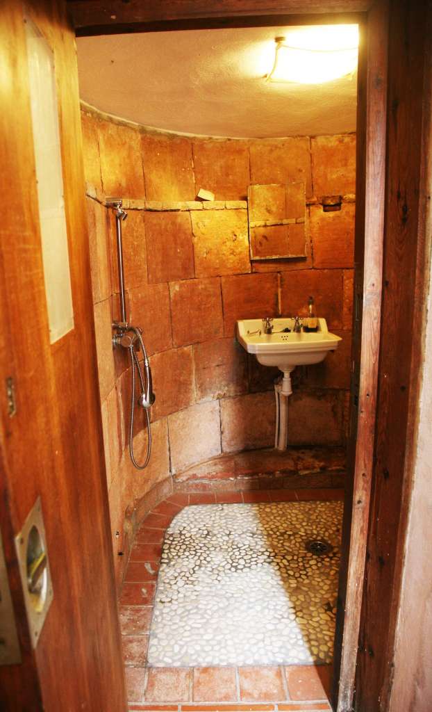 Baño incrustado en una antigua cuba de vino de la masía. Foto Manena Munar.