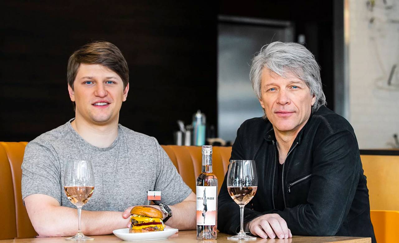 Bon Jovi y su hijo Jesse con el vino de la bodega del artista.