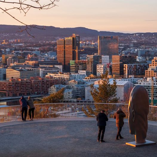 Cabeza de Chloe de Jaume Plensa, con Oslo de fondo. Foto Ekerberpark