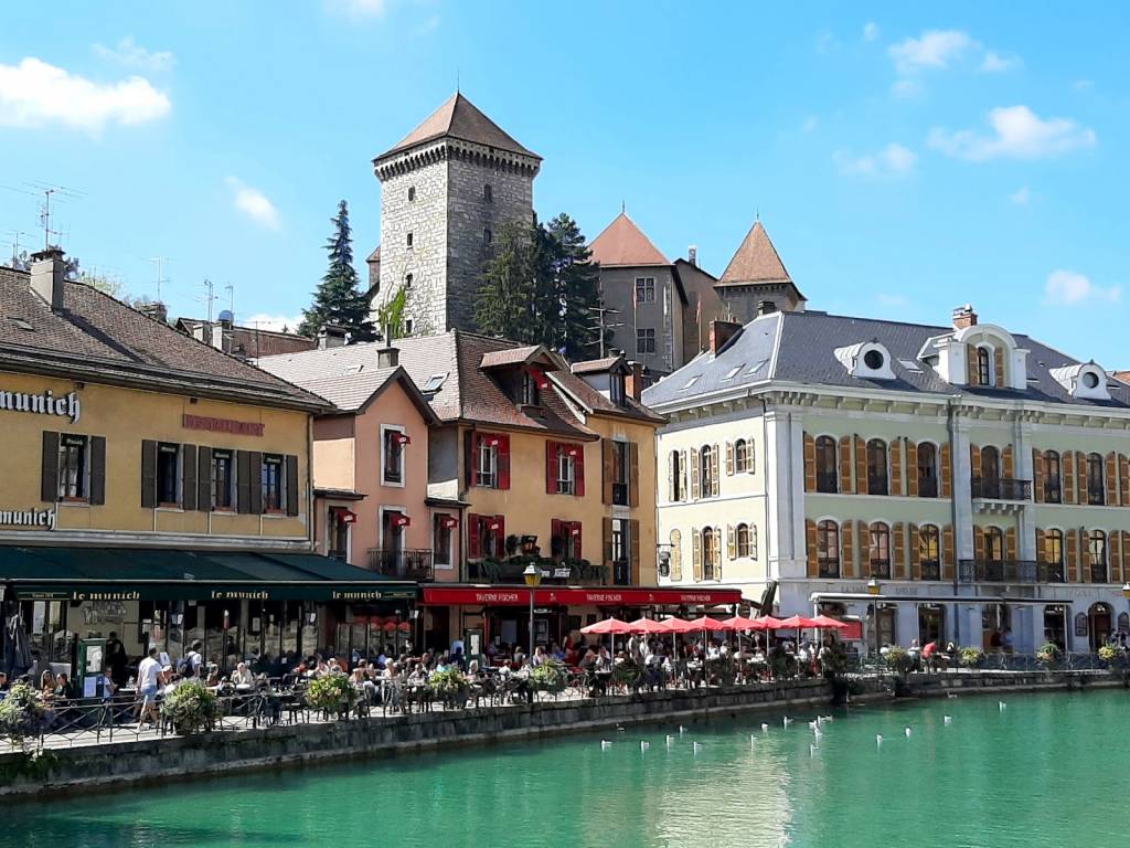 Canal y castillo Annecy. Foto: Sergio Cabrera.